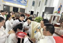 Giáo xứ Cầu Rầm: Cử hành đêm canh thức Vượt Qua và nghi thức gia nhập đạo cho 20 dự tòng