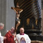 Đức Thánh Cha chủ sự lễ tưởng niệm cuộc khổ nạn của Chúa Kitô