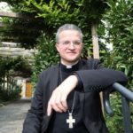 Vì sao Giám mục Xavier Malle có nhiều người theo trên mạng xã hội lại… tắt mạng?