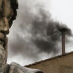 Khói đen báo hiệu chưa bầu được giáo hoàng sau vòng bỏ phiếu đầu tiên